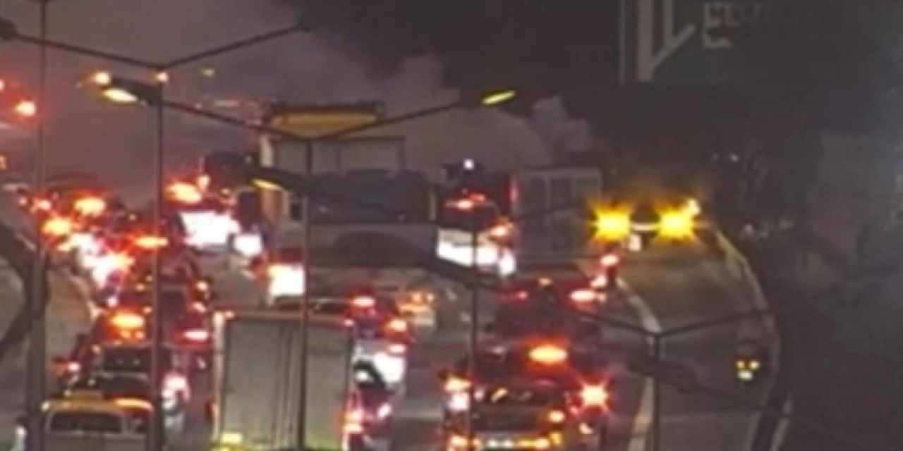 Bağcılar'da Lüks Otomobil Alevlere Teslim Oldu