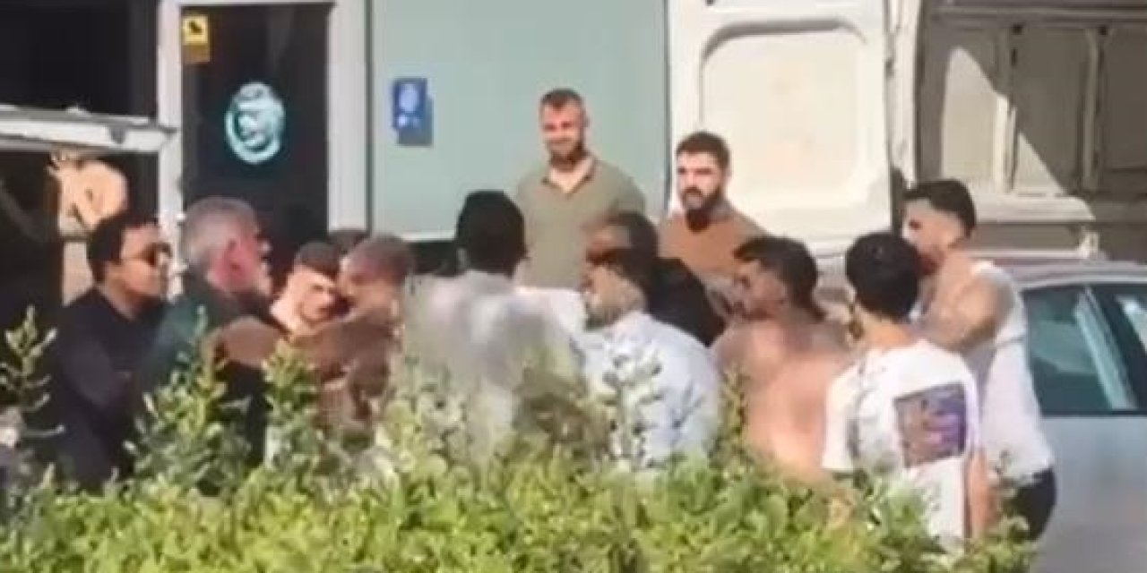 Bursa'da Kargo Firması Çalışanları İle Müşteri Arasında 'Kargo Alma' Kavgasında 1 Yaralı; Olay Kamerada