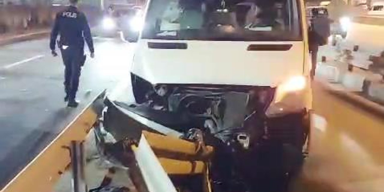 Kocaeli'nde İşçi Servisi Bariyere Çarptı: 5 Yaralı