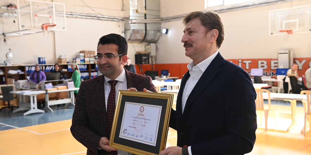 Bahçelievler Belediye Başkanı Hakan Bahadır Mazbatasını Aldı