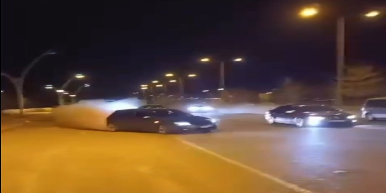 3 Şeritli Yolda 5 Otomobil Yarıştı; Yaşanan Kaza Kamerada