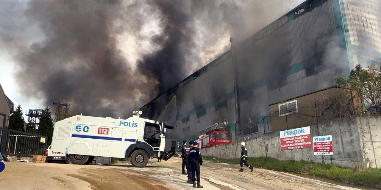 Tekirdağ'da Fabrika Yangını: 10 İşçi Dumandan Etkilendi (3)