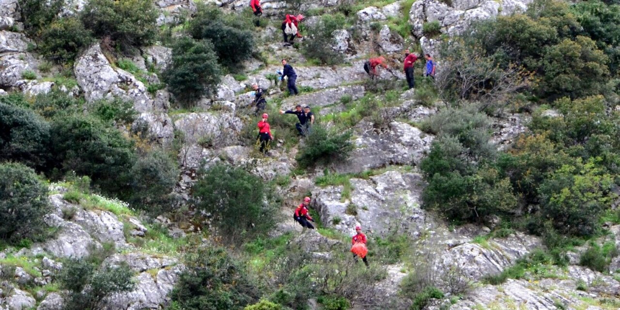 Dağlık Alanda Çürümüş Erkek Cesedi Bulundu