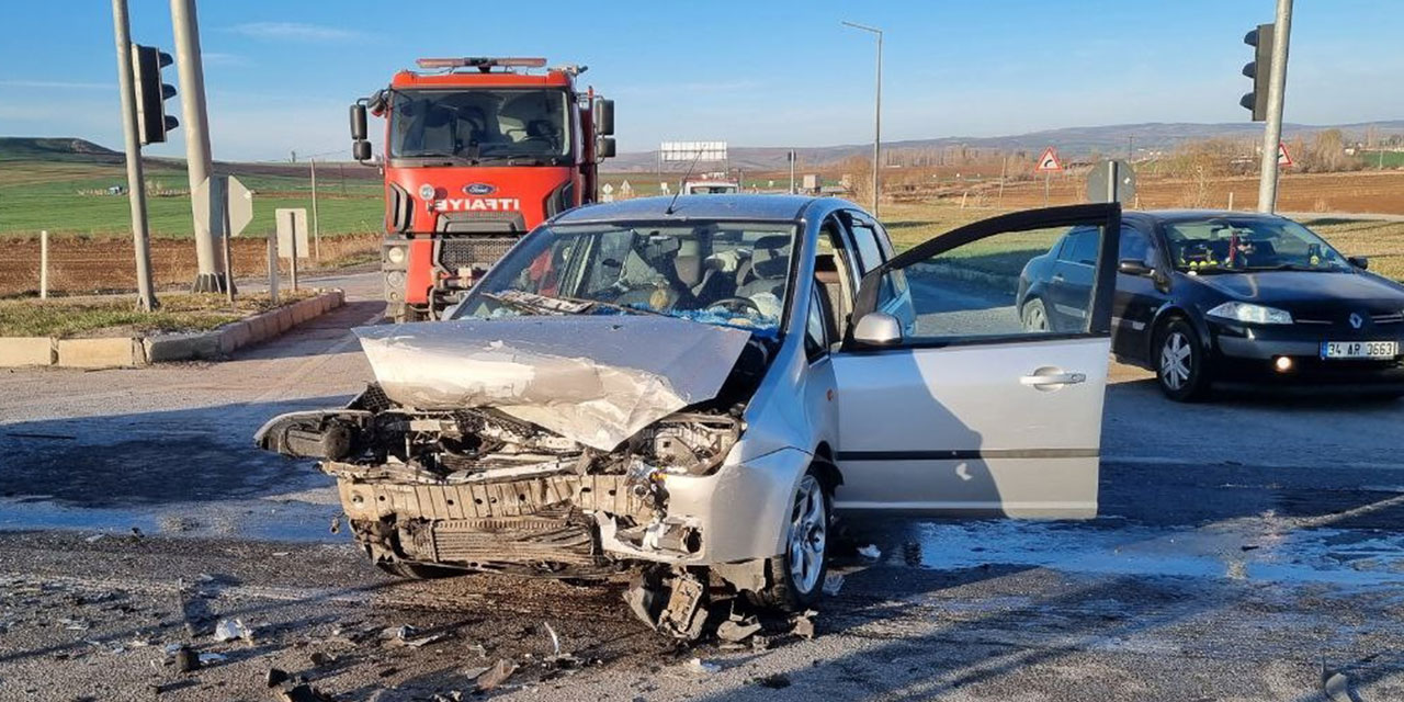 Çorum'da tır ve 2 otomobil çarpıştı, 9 kişi yaralandı