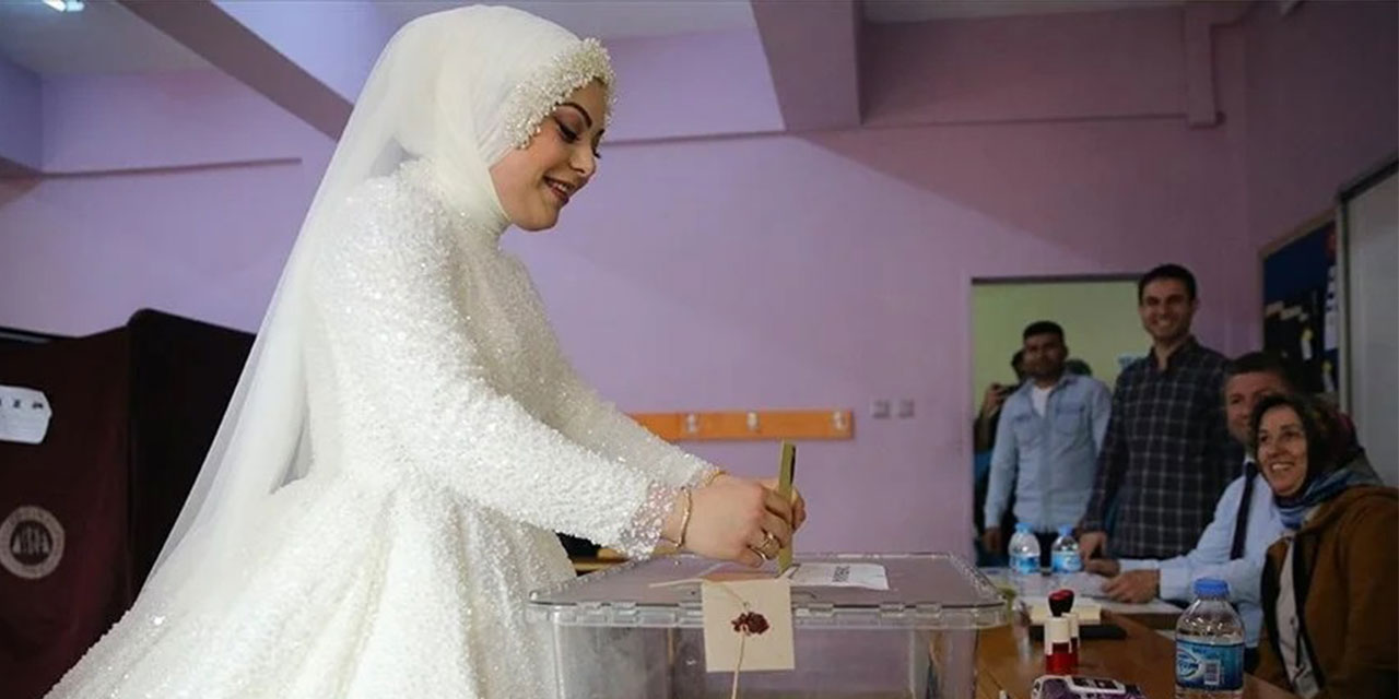 Samsun'da sandığa gelinliğiyle gelen seçmen oy kullandı