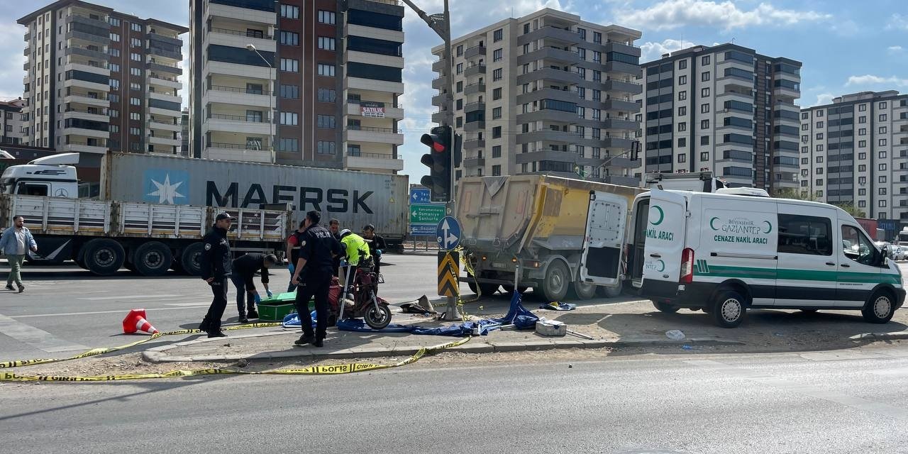 Kamyona Çarpan Motosikletin Sürücüsü Öldü
