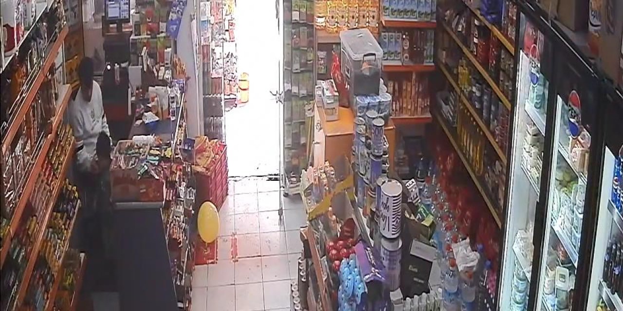 İstanbul- Fatih'te Balonun Peşinden Koşan Oğlunu Otomobilin Altında Kalmaktan Son Anda Kurtardı