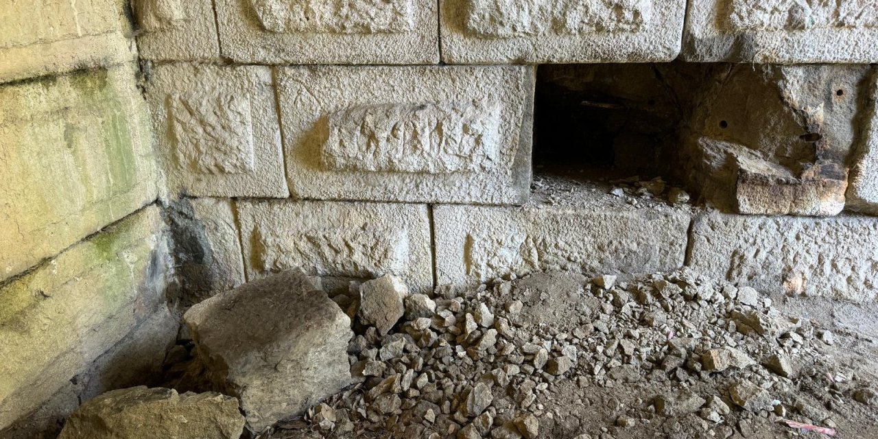 Roma Dönemine Ait Tiyatro Kalıntısında Kaçak Kazıya 6 Gözaltı