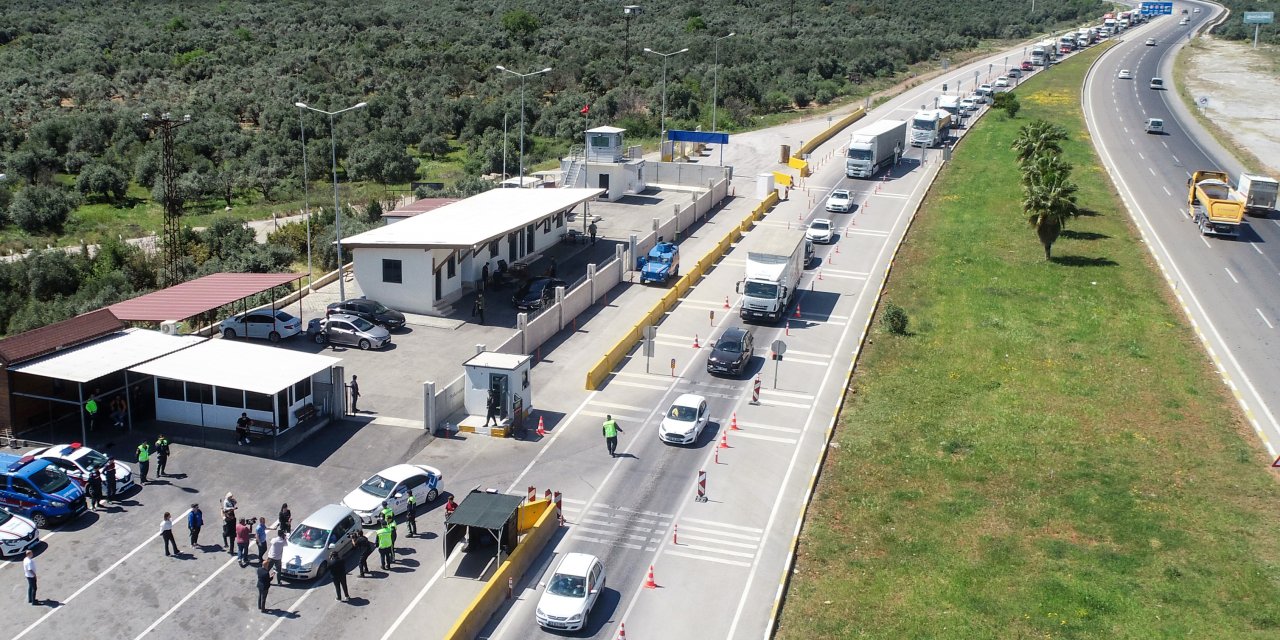 Antalya Girişinde Kilometrelerce Uzunlukta Araç Kuyruğu