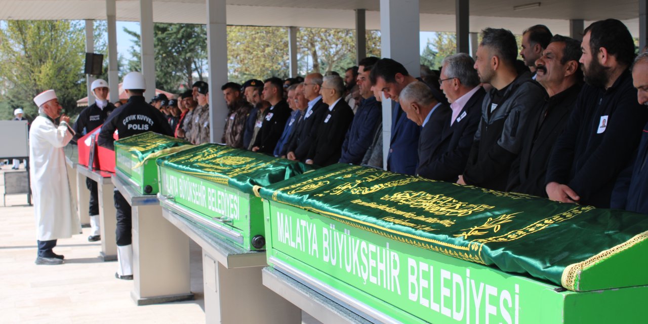 Kazada Ölen Polis Memuru, Eşi Ve 2 Çocuğu Toprağa Verildi