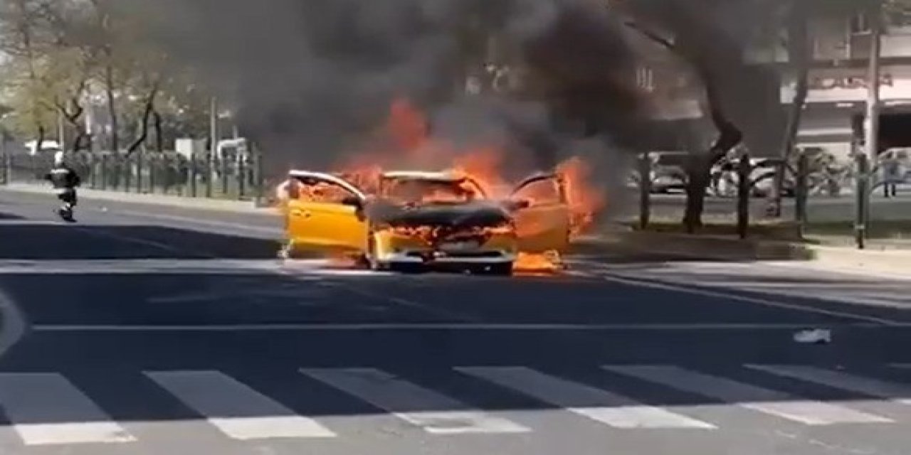 Taksi Alev Alev Yandı; O Anlar Kamerada