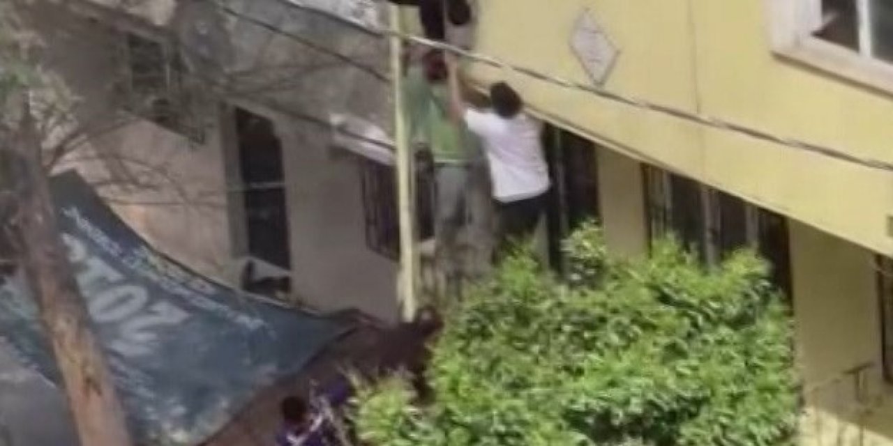 İstanbul - Ümraniye'de Alevler Arasında Can Pazarı; Çatıda Kalan Komşularını Böyle Kurtardılar