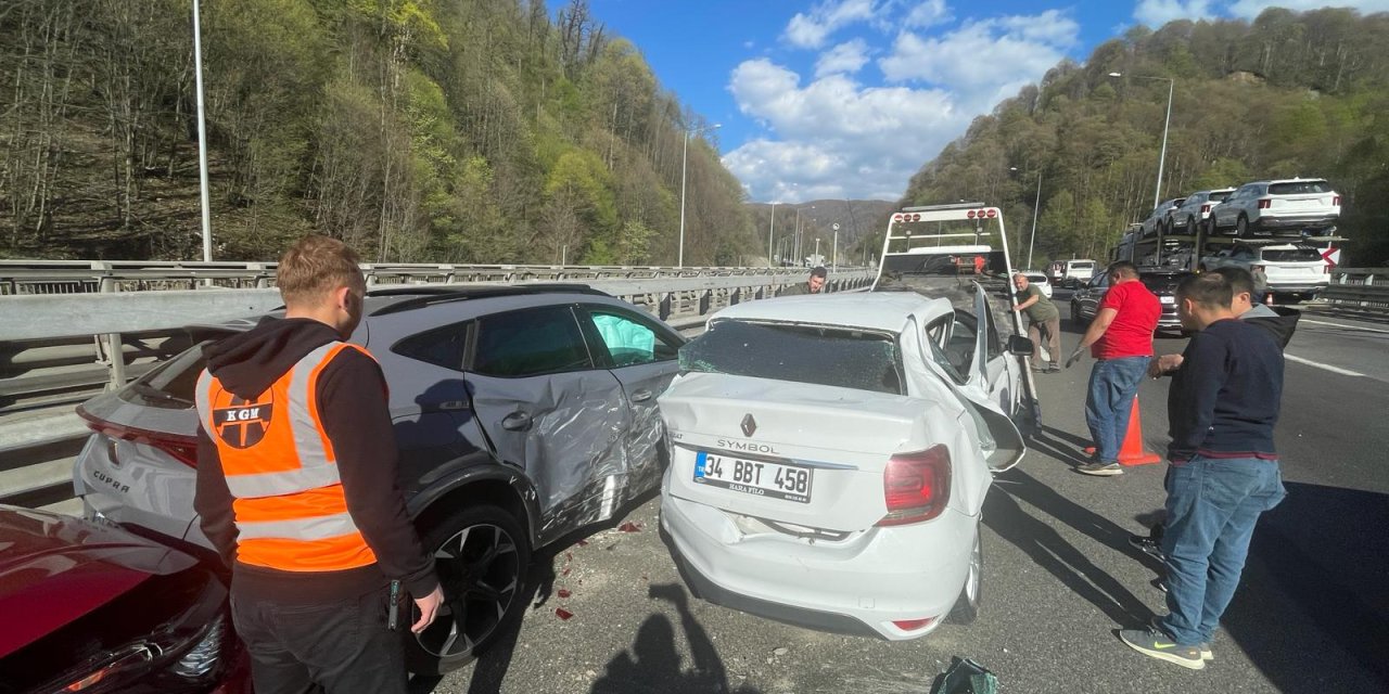 Anadolu Otoyolunda 5 Araç Birbirine Girdi; 3 Yaralı