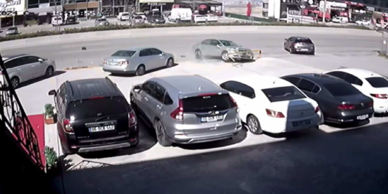 Ankara'da Otomobilin Çarptığı Motosikletli Ağır Yaralandı; Kaza Kamerada