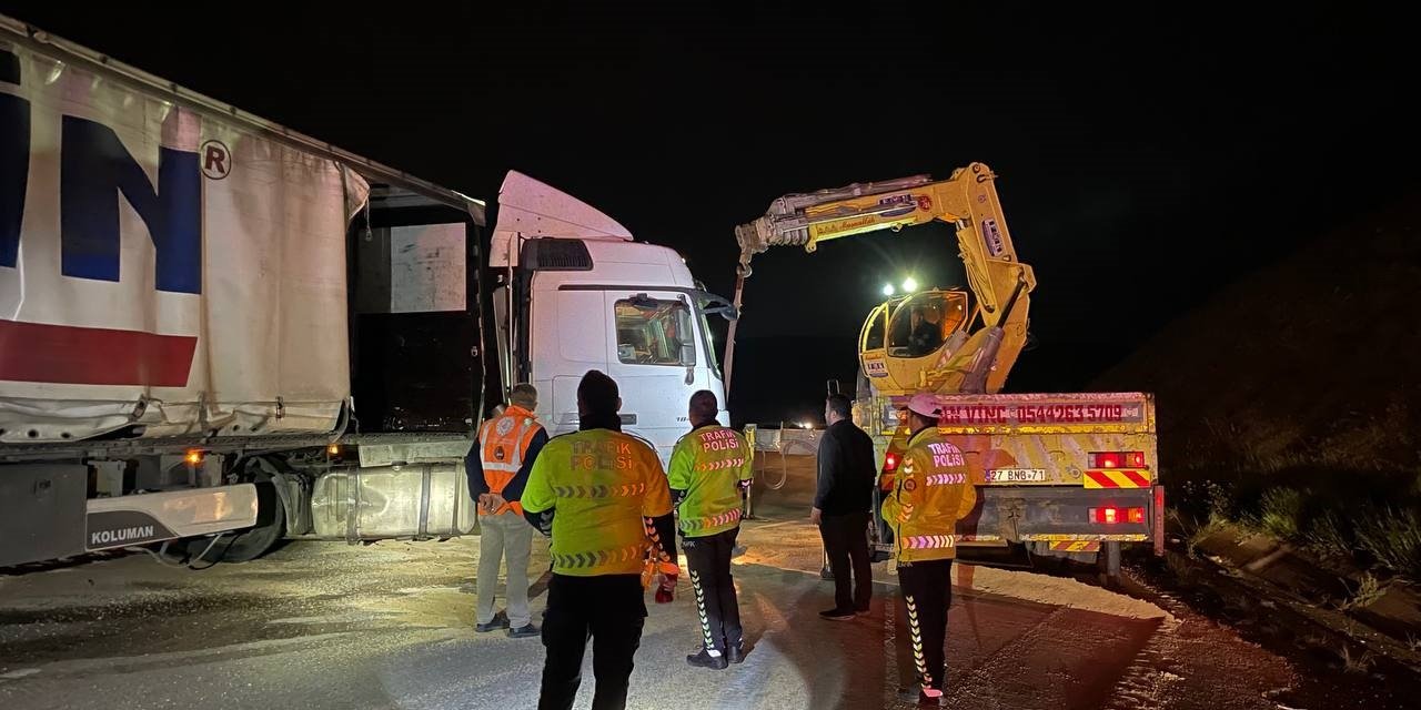 Gaziantep'te 2 Tır Yolu Makasladı, Bölgeye Gelen Polis Aracına Başka Bir Tır Çarptı; 3'ü Polis 4 Yaralı