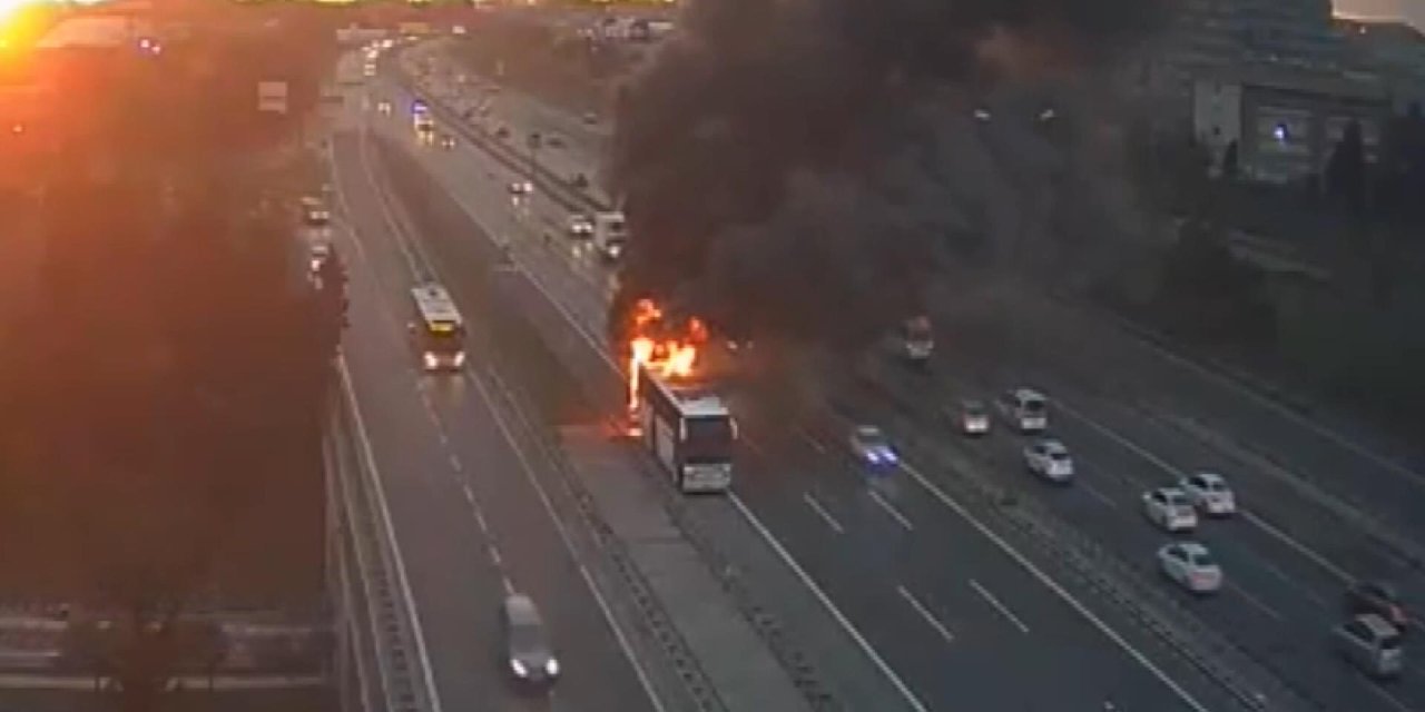 İstanbul- Ataşehir Tem Otoyolu'nda Otobüs Yangını-1