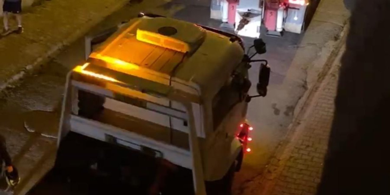 İstanbul- Çekmeköy'de Yokuşta Geri Kayan Çöp Kamyonu 3 Araca Çarptı