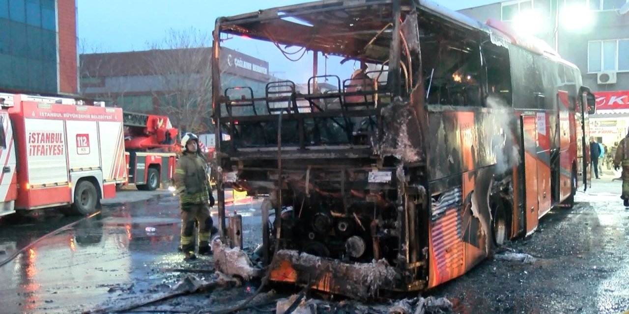 İstanbul- Ümraniye Dudullu Otogarı'nda Otobüs Alev Alev Yandı