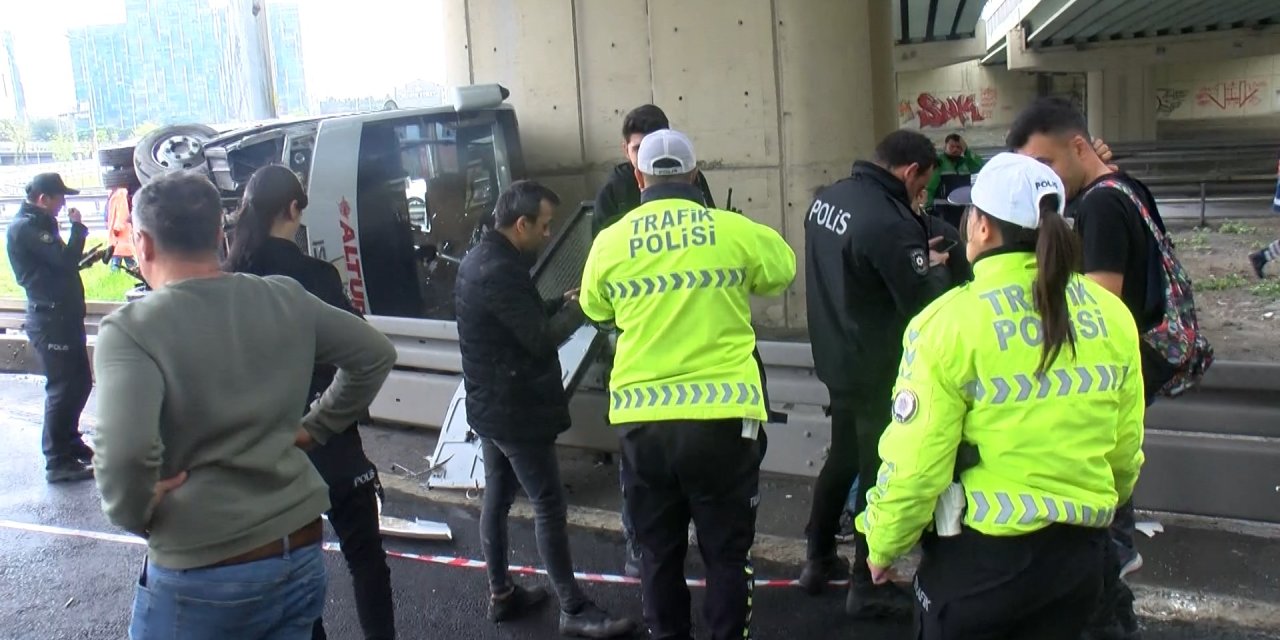 İstanbul- Basın Ekspres Yolunda Servis Minibüsü Devrildi; Yaralılar Var - 2 (Aktüel Görüntü)