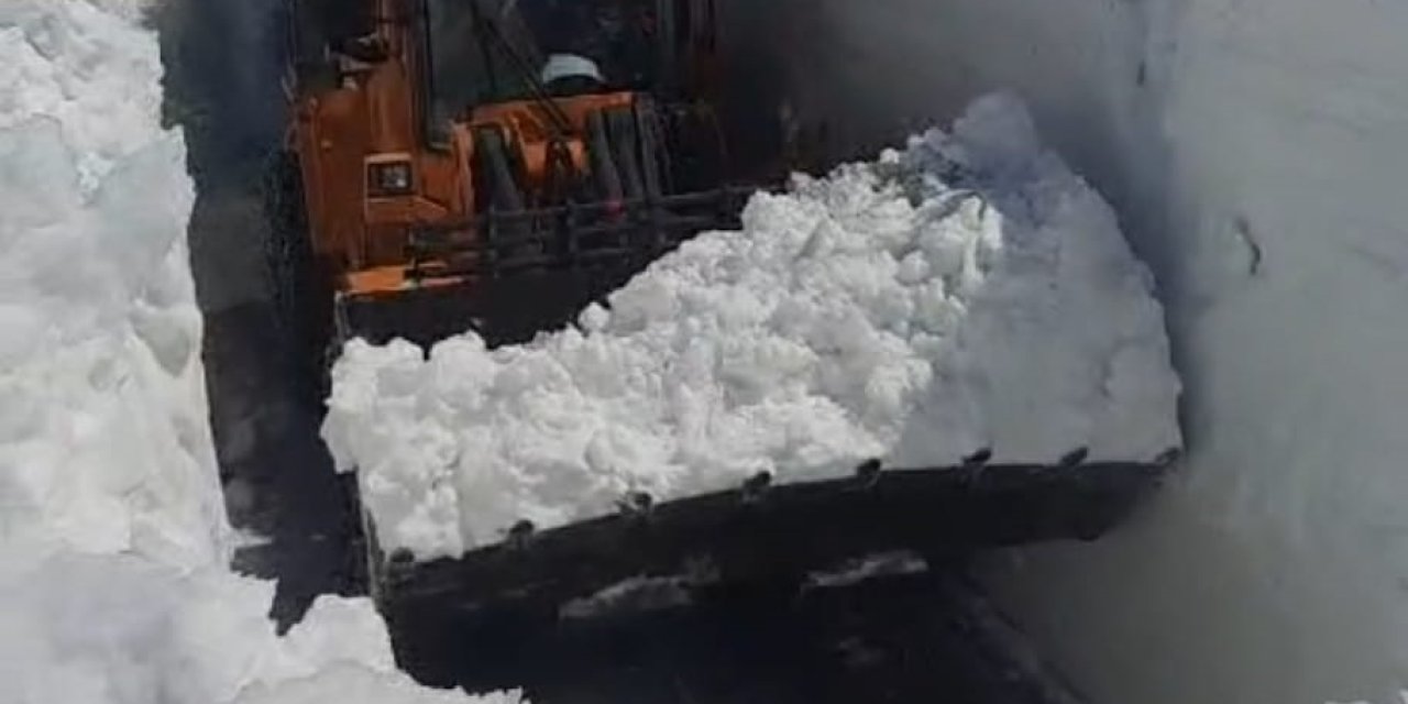 Çığ Riski Nedeniyle 3 Aydır Kapalı Tutulan Van-bahçesaray Kara Yolunda Ekiplerin Karla Mücadelesi