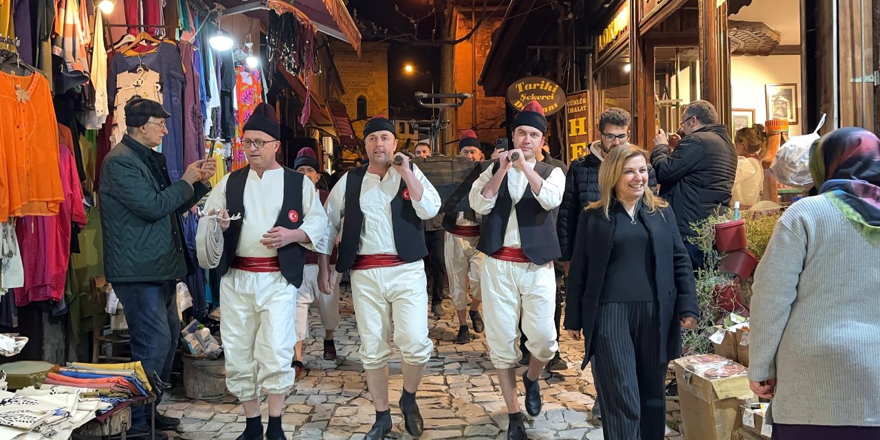 Safranbolu'da İtfaiyeciler, Tulumbacı Kıyafetleriyle Sokaklarda Dolaştı