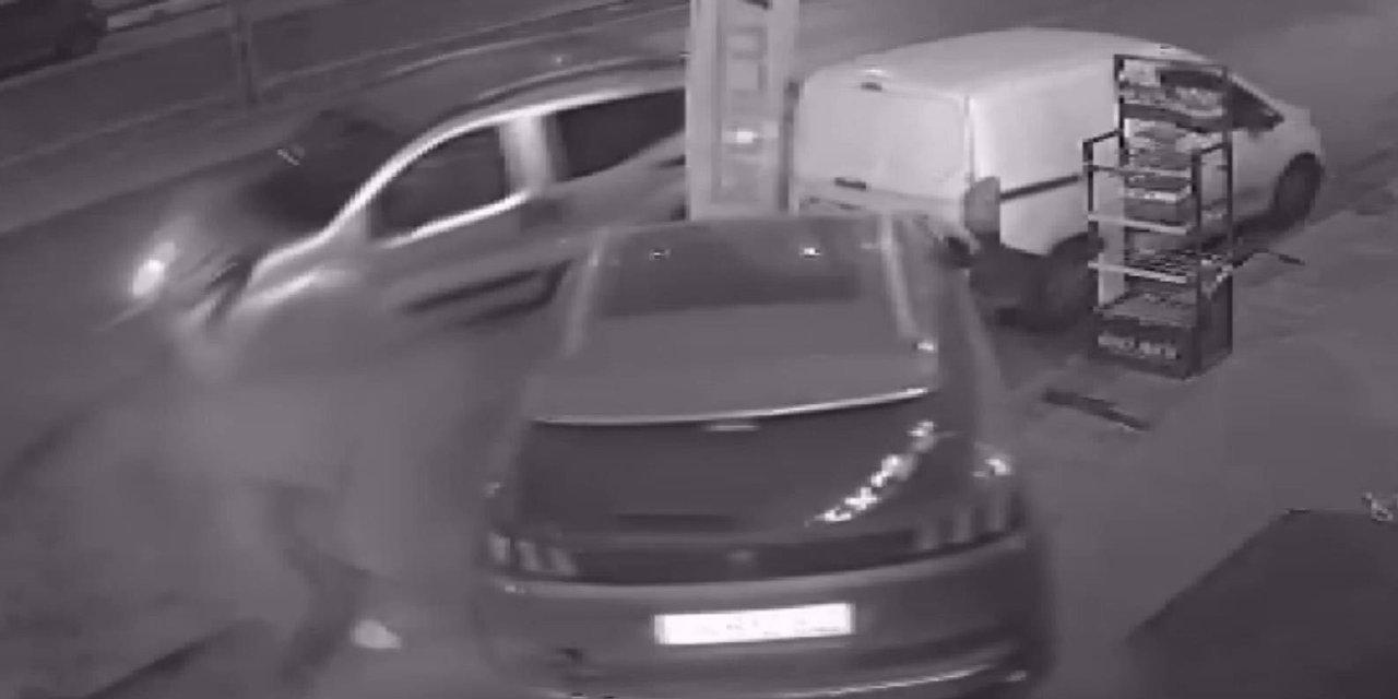 İstanbul- Sultangazi'de Hafif Ticari Araç Park Halindeki Otomobile Çarptı: 2 Yaralı