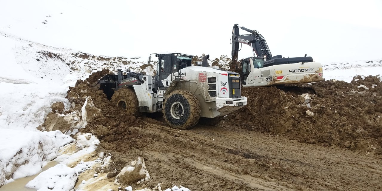 11 Köy Ve Mezranın Ulaşımının Sağlandığı Yol, Heyelan Nedeniyle Kapandı