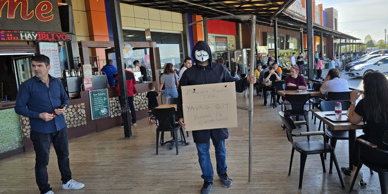 'Azrail' Maskesi Takıp ‘Bana İş Çıkarmayın’ Pankartı İle Sürücüleri Uyardı