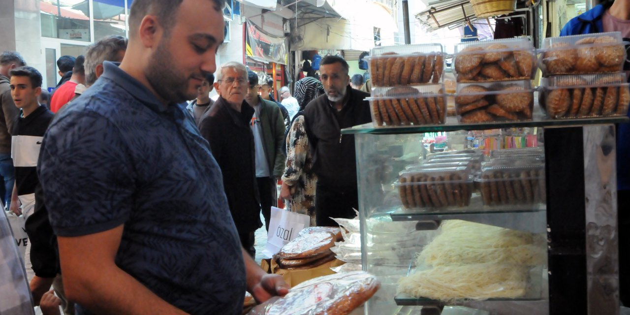 Depremde Zarar Gören Tarihi Uzun Çarşı'da Bayram Yoğunluğu Eski Günleri Aratmadı