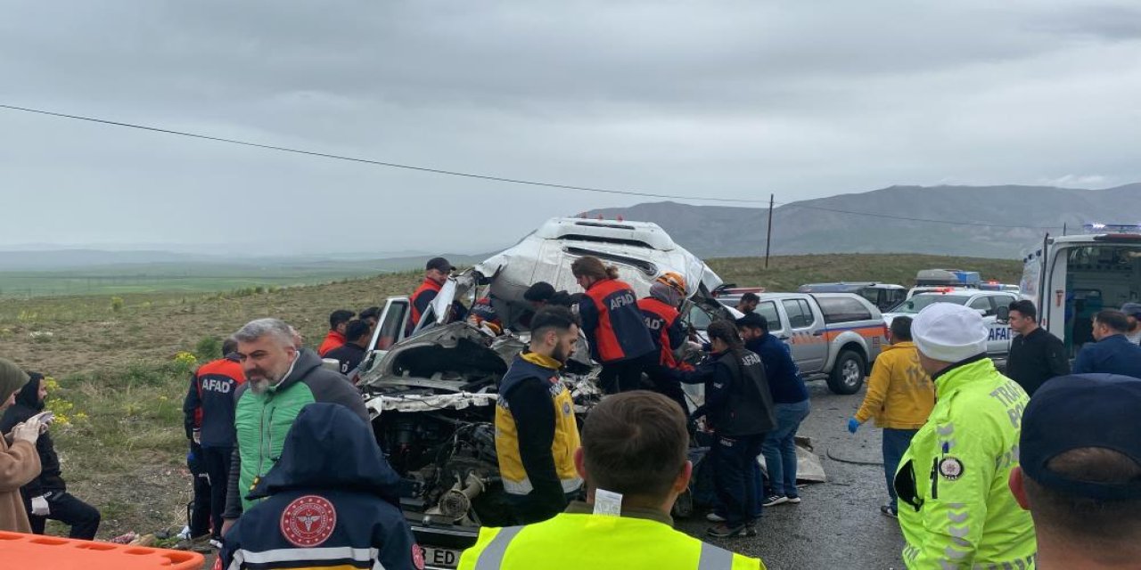 Tır ile yolcu minibüsünün çarpıştığı kazada 4 kişi öldü