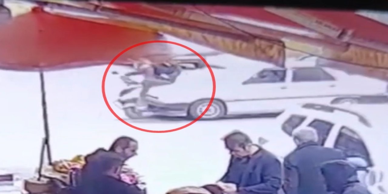 Diyarbakır'da Otomobilin Çarptığı Motokurye Yaralandı; O Anlar Kamerada