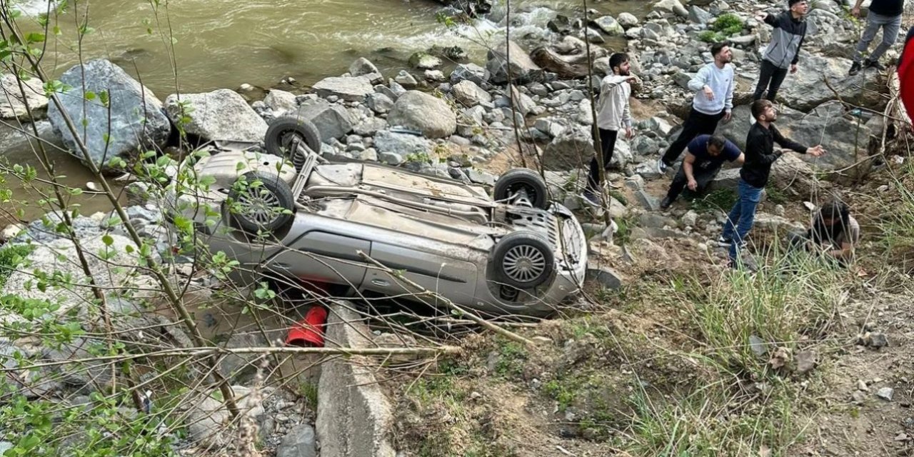 Artvin'de Otomobil Dere Kenarına Uçtu; 2 Yaralı