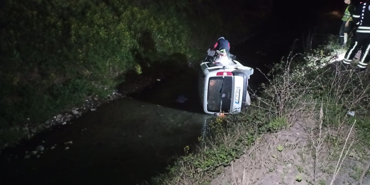 Kocaeli'de Su Kanalına Uçan Hafif Ticari Aracın Sürücüsü Yaralandı