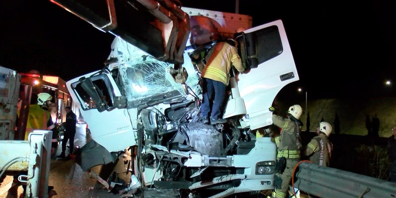 İstanbul- Beykoz Kuzey Marmara Otoyolu'nda Tır Kargo Kamyonuna Çarptı: 2 Yaralı