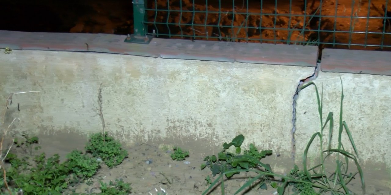 İstanbul- Çekmeköy'de İnşaatın Temel Kazısında Yan Binanın İstinat Duvarı Çöktü; Bayram Öncesi Tedirgin Bekleyiş