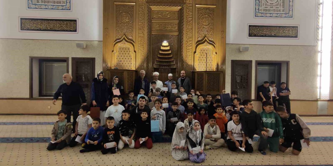 Bursa’da teravih namazına en çok gelen çocuklara tablet ve akıllı saat ödülü