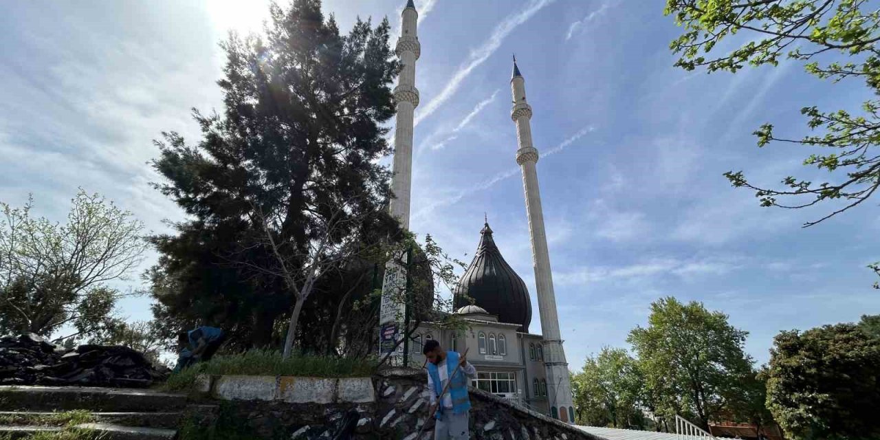 İzmir’de yükümlüler, camileri Ramazan Bayramı’na hazırlıyor