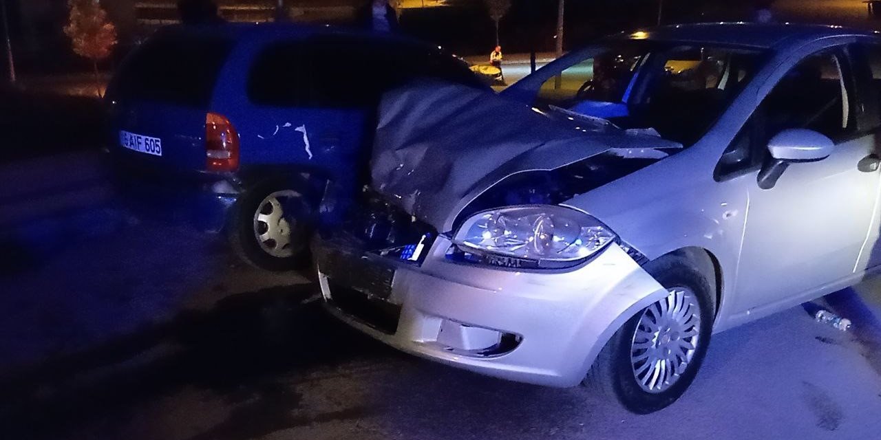 Alkollü sürücü park halindeki araçların arasına daldı