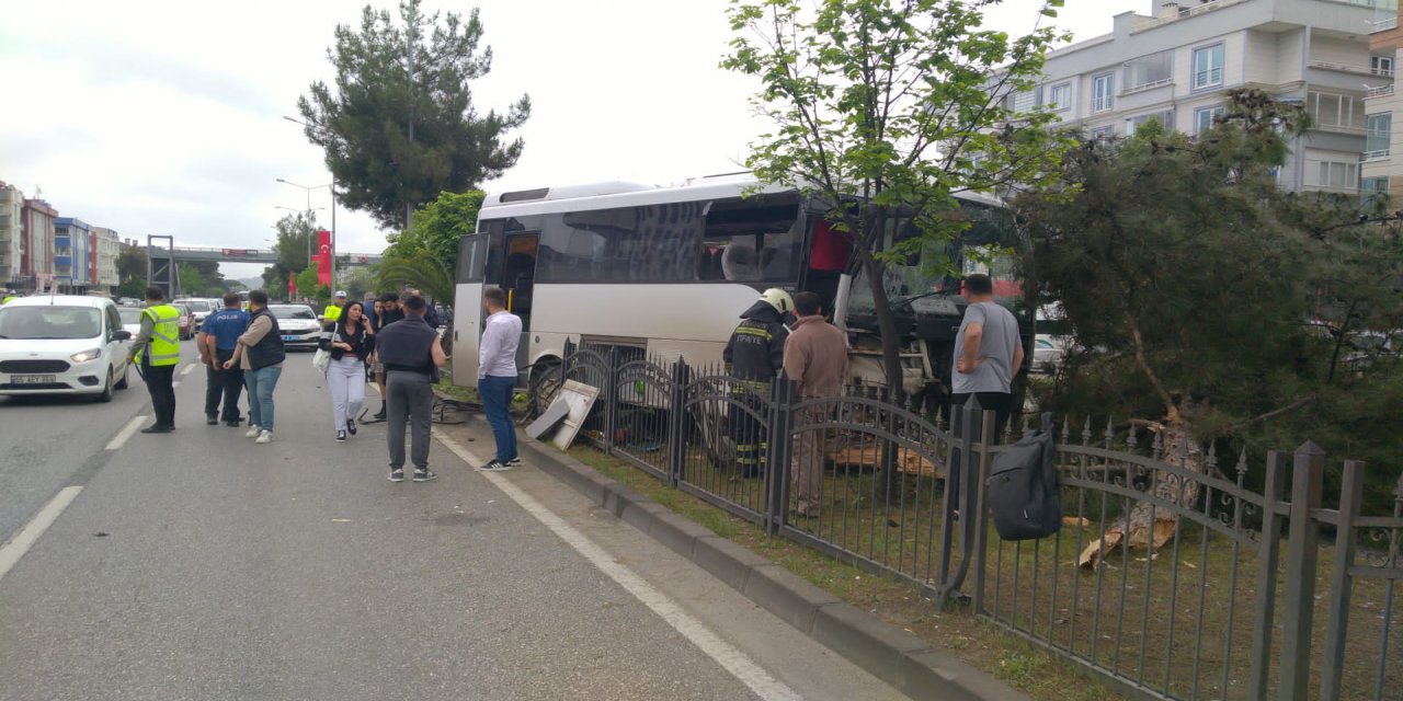 Samsun'da refüje çarpan personel servisindeki 9 kişi yaralandı