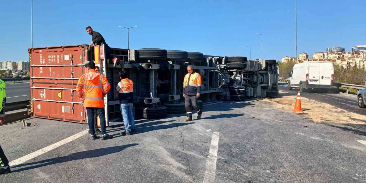 Tem Bağlantı Yolu Avcılar Kavşağında Tır Devrildi: 1 Yaralı