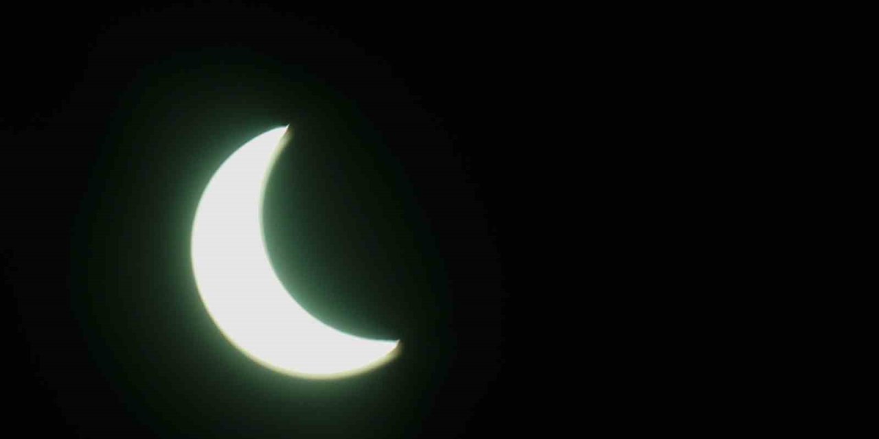 Meksikalılar, 33 yıl sonra görülen tam güneş tutulması için sahillere koştu