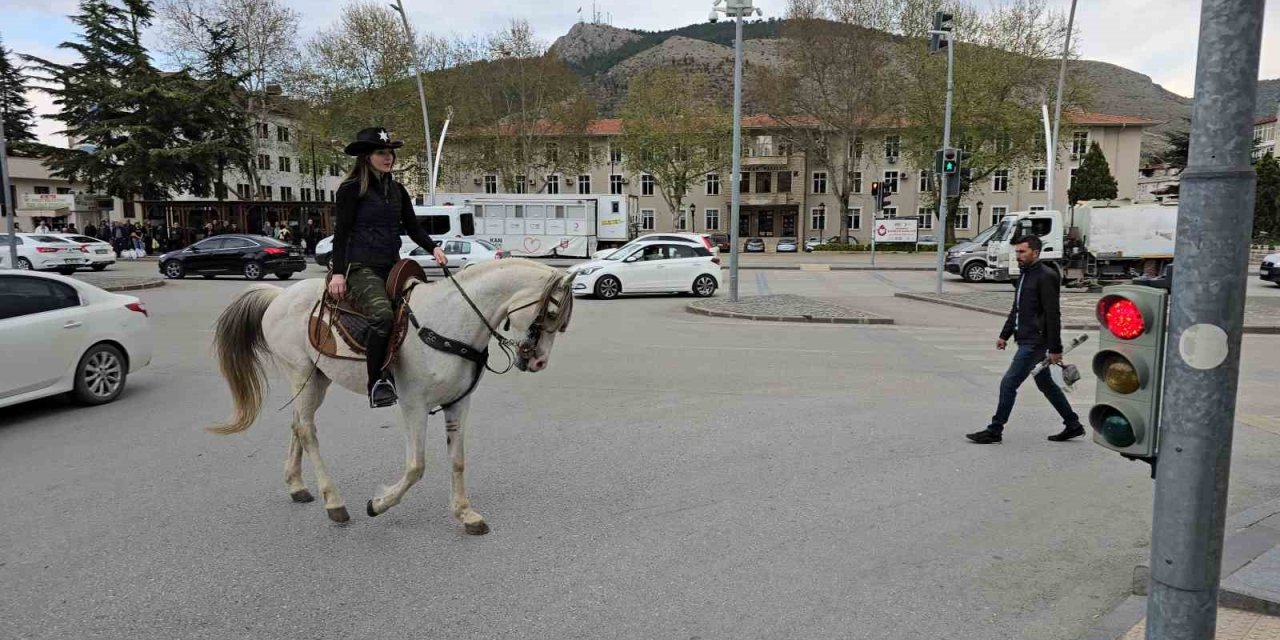 Belediye binası önünde onları gören başkan da vatandaş da hayrete düştü