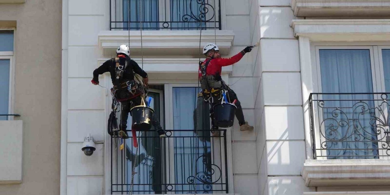 Taksim’de dağcıları andıran işçiler yürekleri ağza getirdi