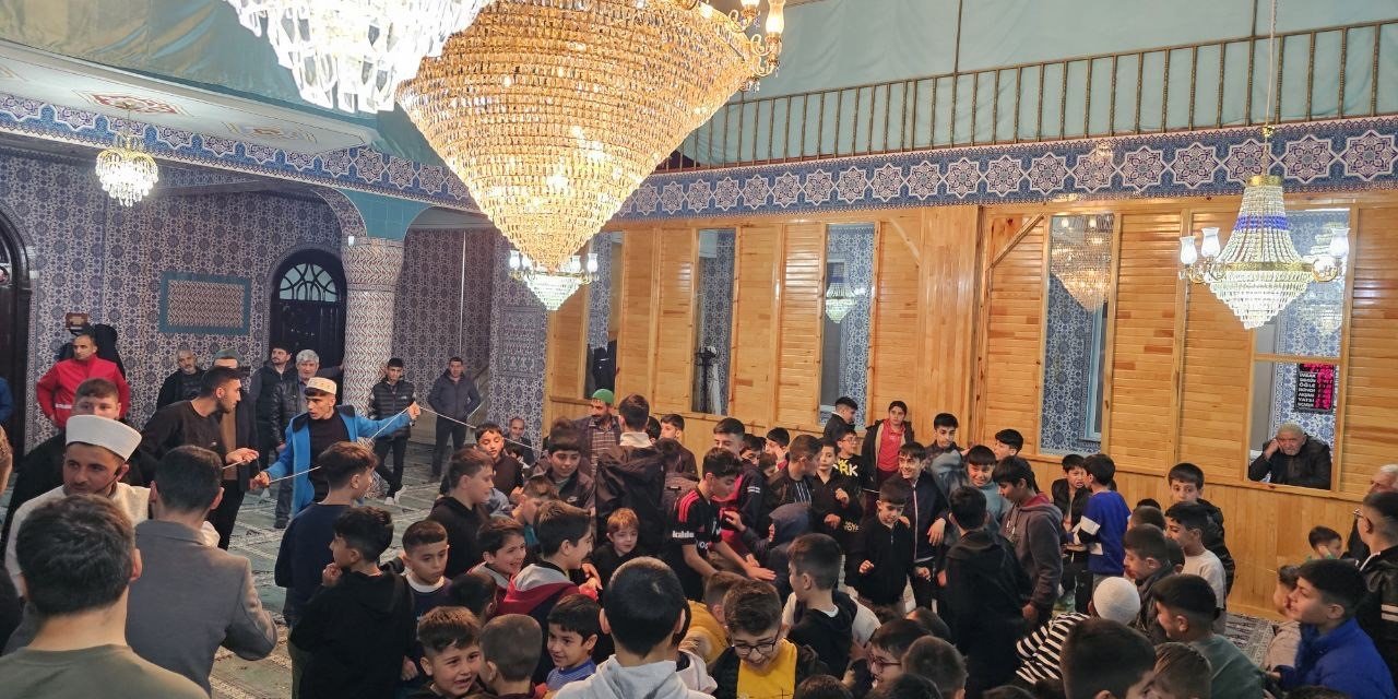 Ağrı’da son teravih çocukların neşesiyle kılındı