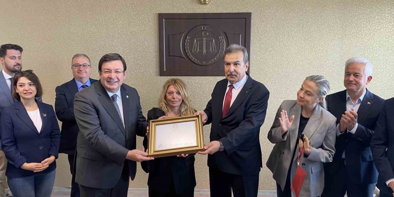Çanakkale Belediye Başkanı Muharrem Erkek mazbatası alarak göreve başladı