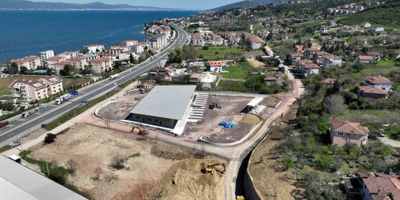 Karamürsel terminal binasında çatı imalatı tamamlandı