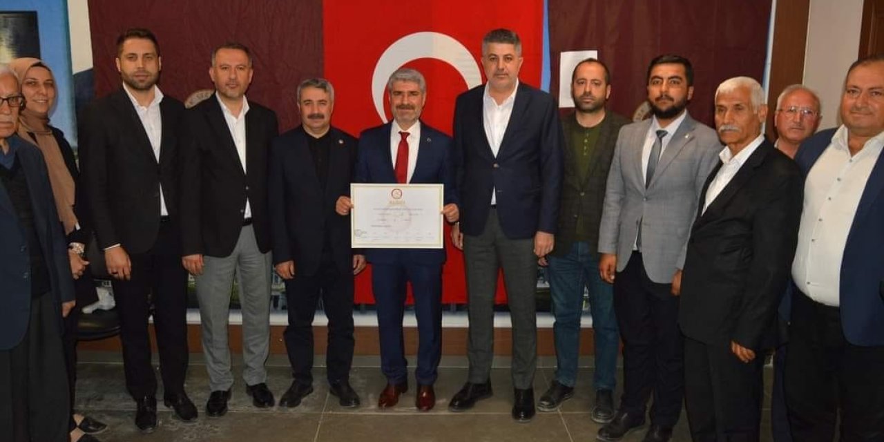 Besni Belediye Başkanı Reşit Alkan Mazbatasını Alarak Göreve Başladı