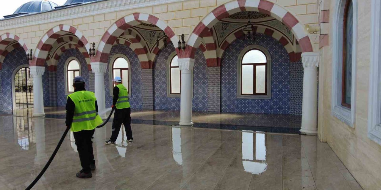 Cami Çevresi Ve Duraklarda Bayram Temizliği