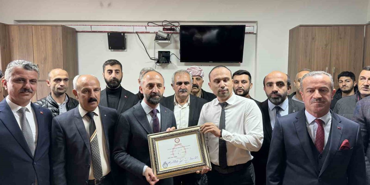 Çukurca Belediye Başkanı Nazmi Demir Mazbatasını Aldı