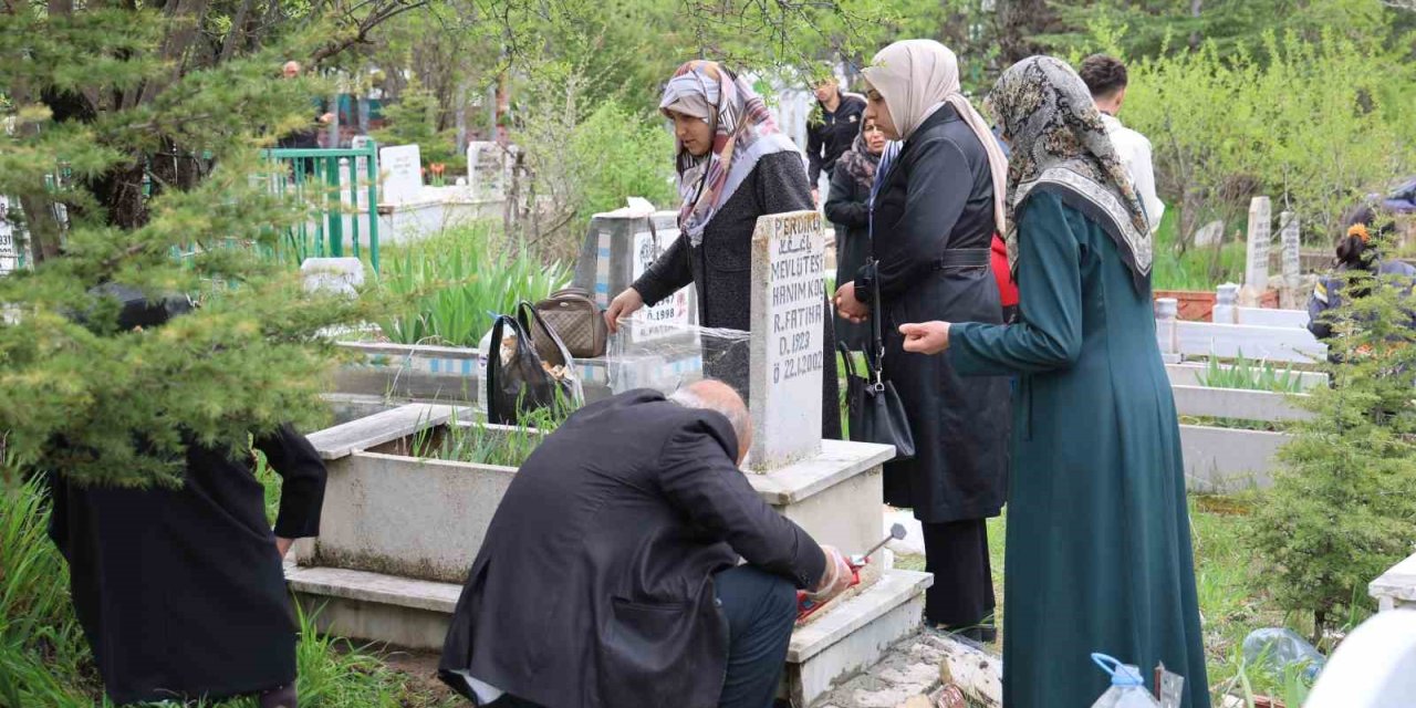 Elazığ’da Vatandaşlar Mezarlıklara Akın Etti
